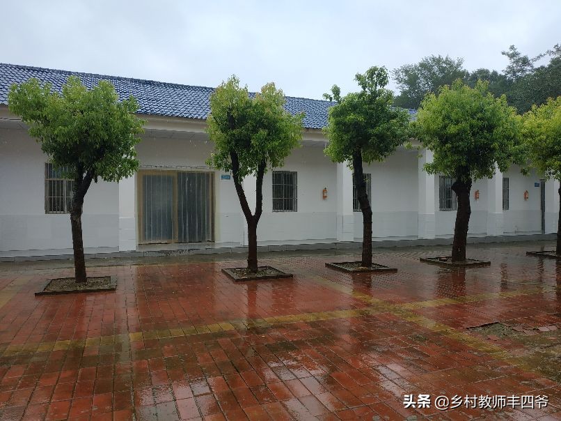 鍋忚繙鍦板尯瀛︽牎椋熷爞,鍋忚繙灞卞尯瀛︽牎椋熷爞