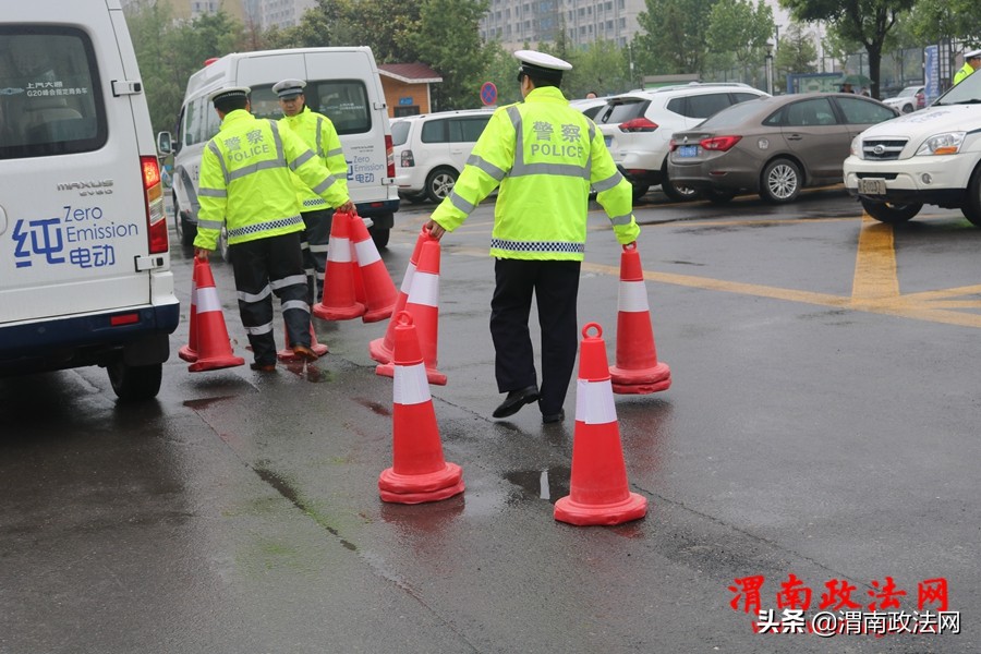 雨中作战，高新交警大队保障足球赛顺利进行（组图）