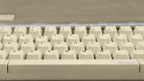 键盘上的字母为何不正常排序,键盘字母正常排序打字会变快吗