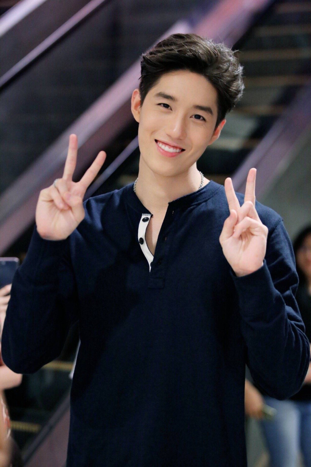 他泰韩系少年：关大爷洪34典型代表包包酷爱韩风穿搭