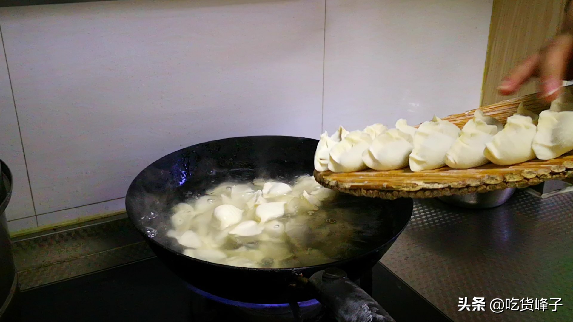 刚包好的饺子怎么放冰箱不粘连,冷冻饺子怎么放才粘不住