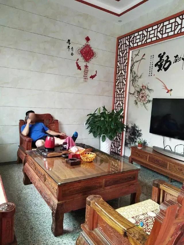 村里土豪的三楼自建房,女子在农村自建3层小楼没钱装修