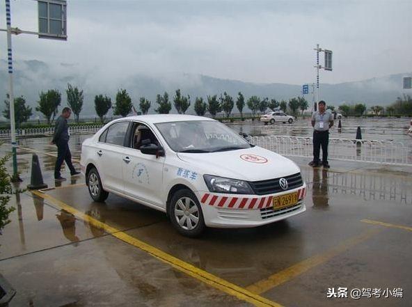 科二侧方停车怎么判断左前轮入库,科二侧方入库怎么看点打方向盘