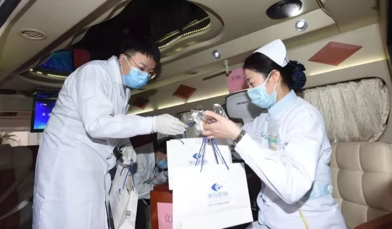 眼镜人在行动|疫情下的「空城」重庆，爱心在蔓延