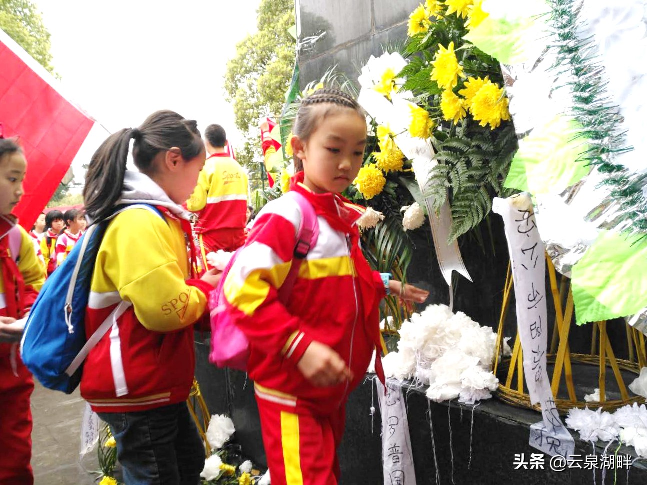清明节扫墓纪念革命先烈学校,学校清明节缅怀先烈讲红色故事