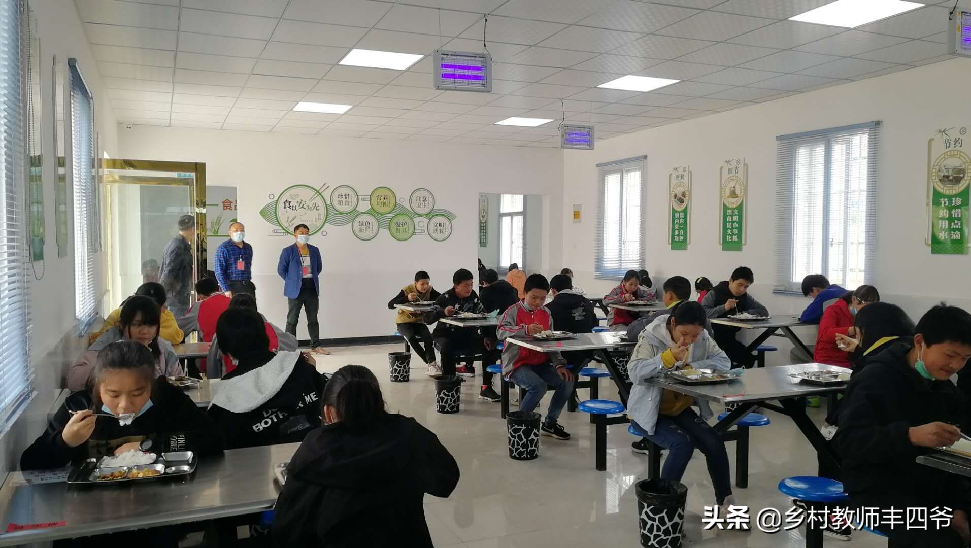 鍋忚繙鍦板尯瀛︽牎椋熷爞,鍋忚繙灞卞尯瀛︽牎椋熷爞