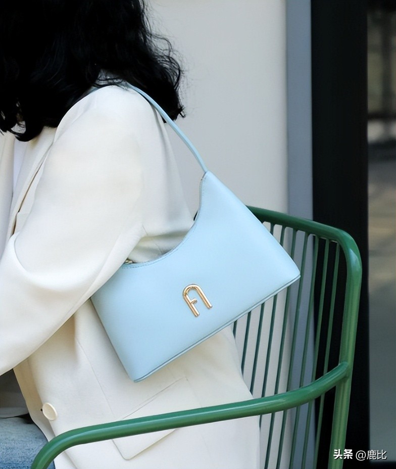 合适大学生背的轻奢包1000以内 (合适春天背的包平价大容量)